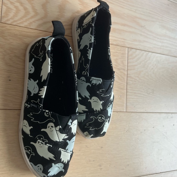 Size 12 Halloween Toms glow in the dark canvas shoes. Ghosts 👻 - Picture 3 of 7